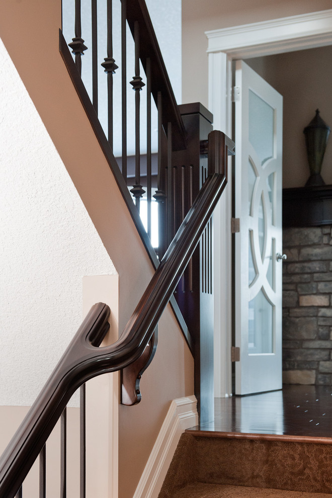 Свежая идея для дизайна: лестница в классическом стиле с ступенями с ковровым покрытием, ковровыми подступенками и перилами из смешанных материалов - отличное фото интерьера