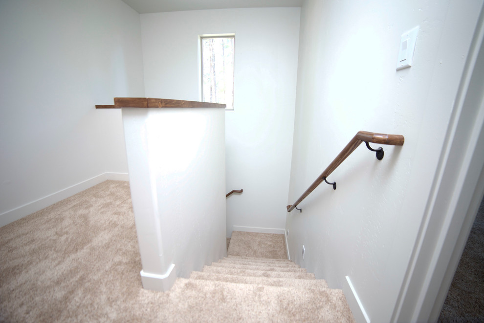 Kleine Urige Treppe in L-Form mit Teppich-Treppenstufen und Teppich-Setzstufen in Phoenix