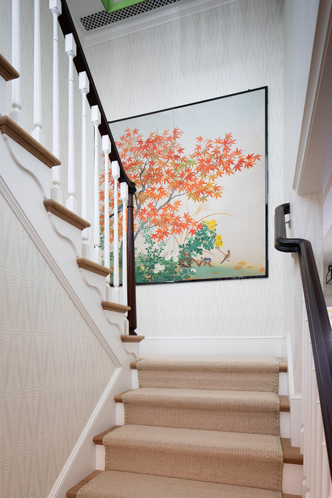 Стильный дизайн: большая п-образная лестница в классическом стиле с ступенями с ковровым покрытием, ковровыми подступенками и деревянными перилами - последний тренд