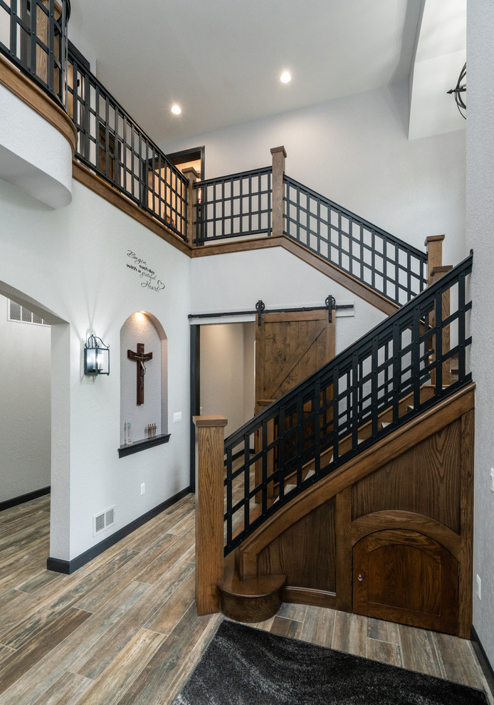 Idées déco pour un grand escalier classique en U avec des marches en bois, des contremarches en bois et un garde-corps en métal.