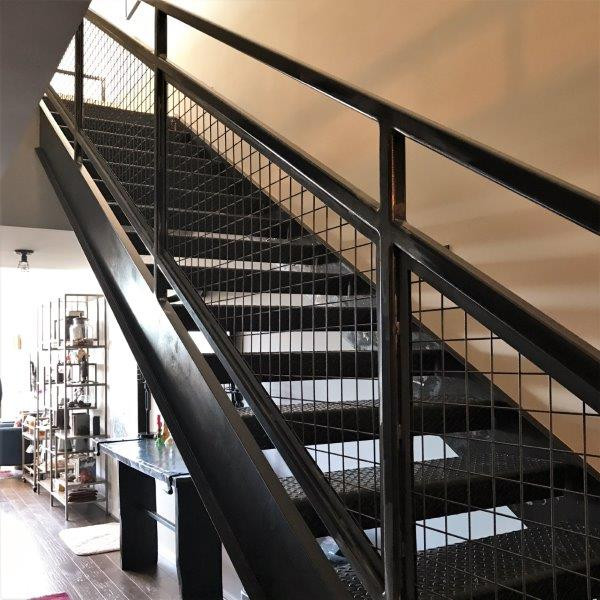 На фото: большая прямая лестница в стиле лофт с металлическими ступенями