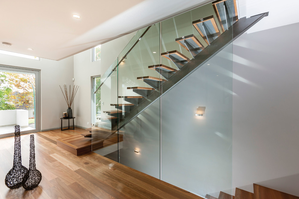 Inspiration för mellanstora moderna raka trappor i trä, med sättsteg i glas och räcke i glas