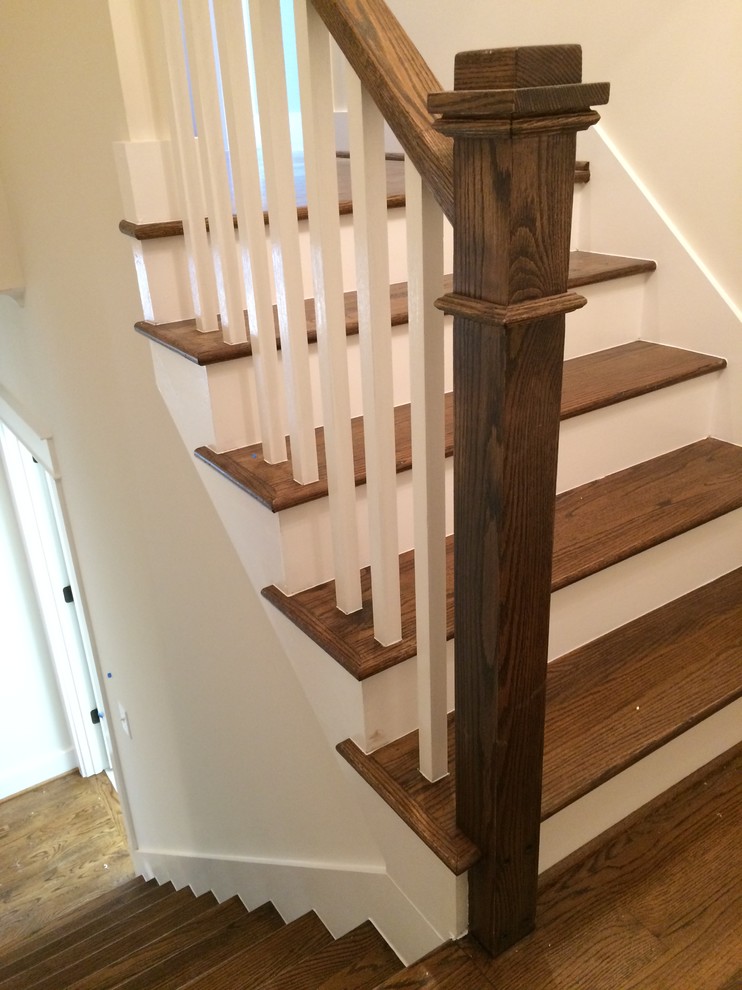 Immagine di una scala a "U" stile americano con pedata in legno e alzata in legno verniciato