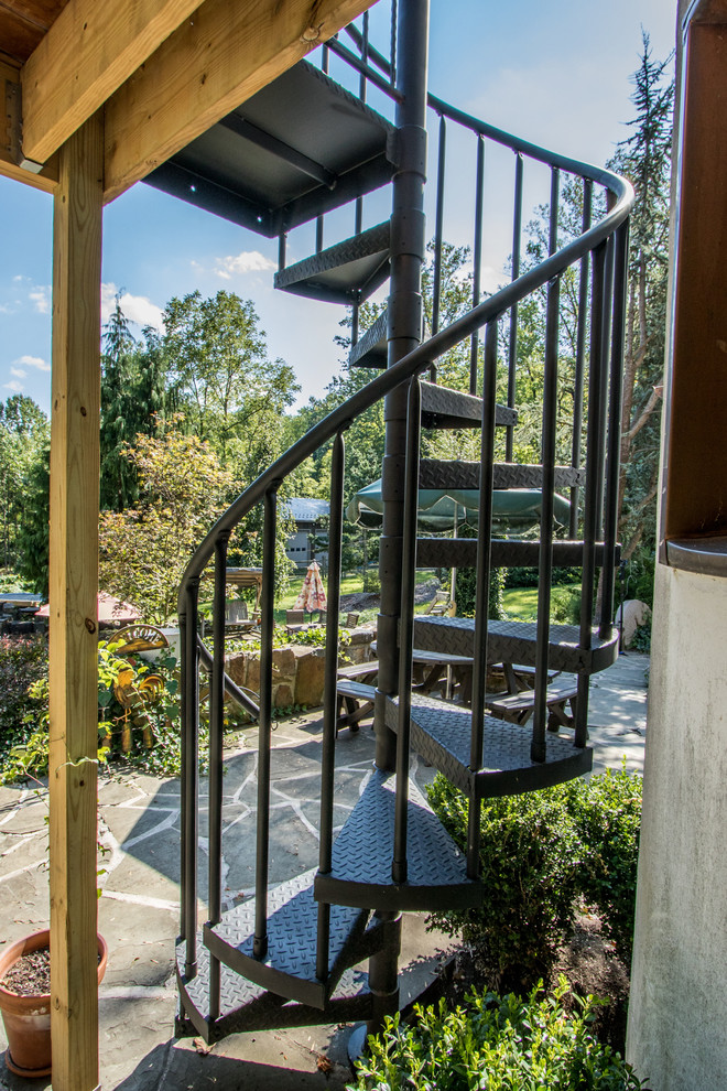 Idée de décoration pour un petit escalier sans contremarche hélicoïdal chalet avec des marches en métal.