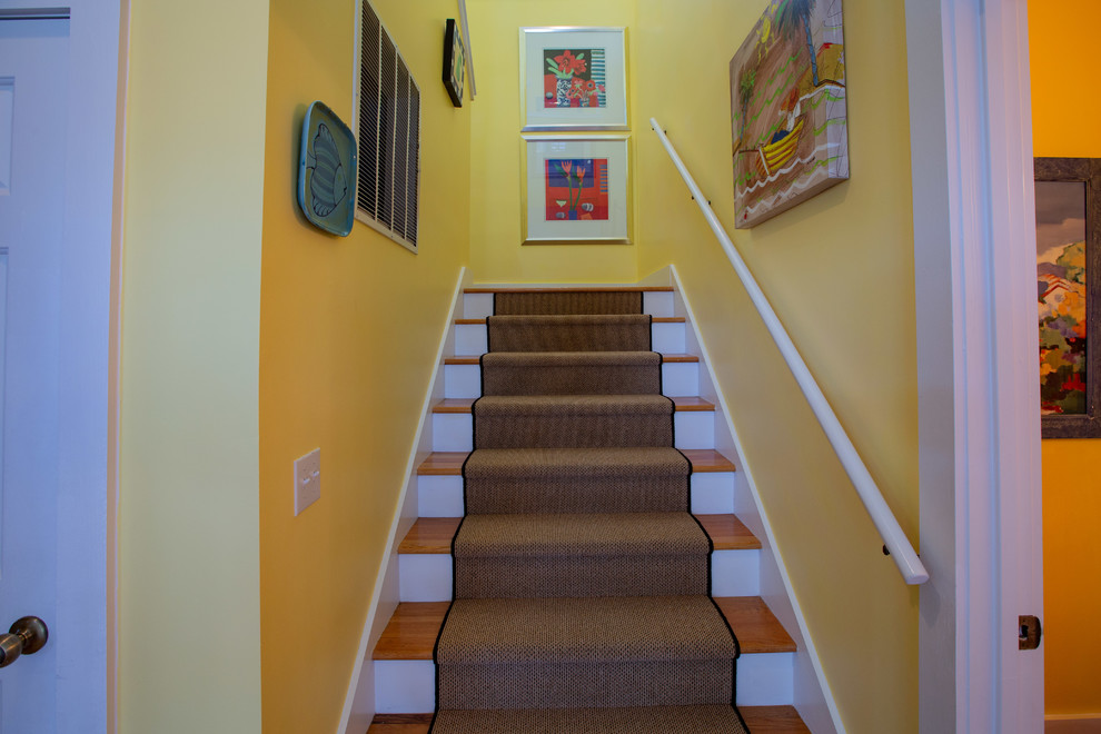 Foto de escalera en U tradicional de tamaño medio con escalones de madera, contrahuellas de madera y barandilla de madera