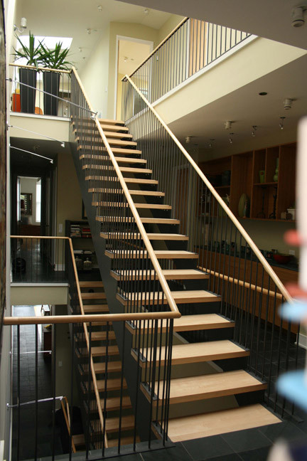 На фото: большая прямая лестница в стиле модернизм с деревянными ступенями и перилами из смешанных материалов без подступенок