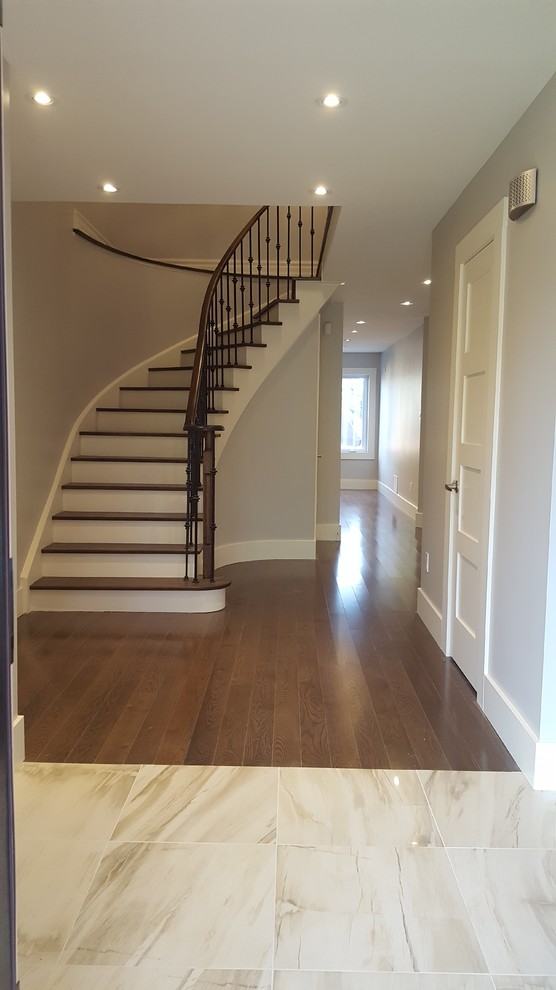 Idées déco pour un escalier peint courbe contemporain de taille moyenne avec des marches en bois.