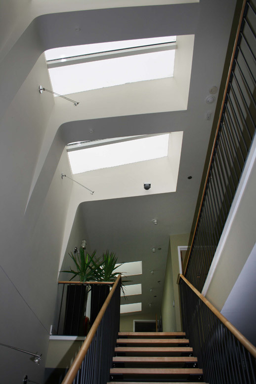 Réalisation d'un escalier sans contremarche minimaliste de taille moyenne avec des marches en bois et un garde-corps en matériaux mixtes.