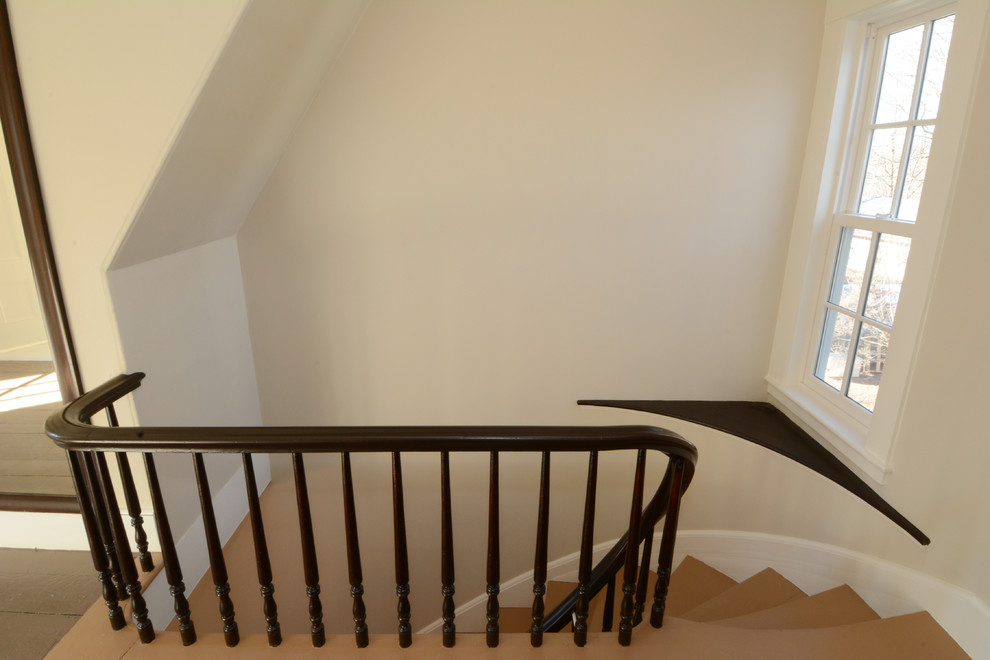 Источник вдохновения для домашнего уюта: большая изогнутая деревянная лестница в стиле неоклассика (современная классика) с крашенными деревянными ступенями