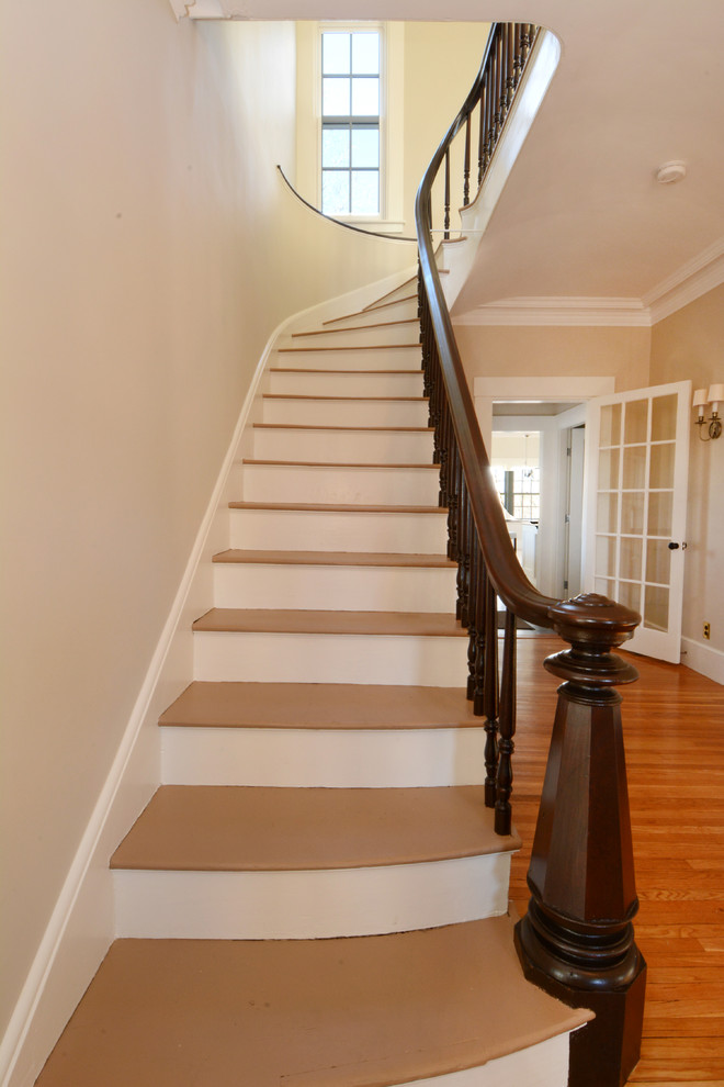 Idéer för att renovera en stor vintage svängd trappa i målat trä, med sättsteg i målat trä