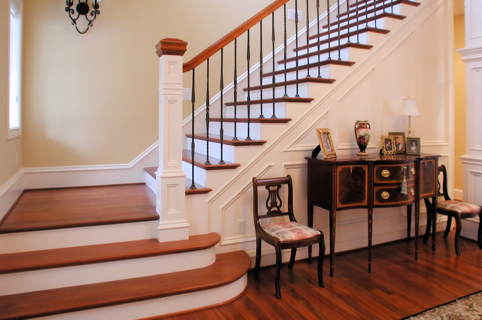 Ejemplo de escalera recta tradicional grande con escalones de madera, contrahuellas de madera pintada y barandilla de varios materiales