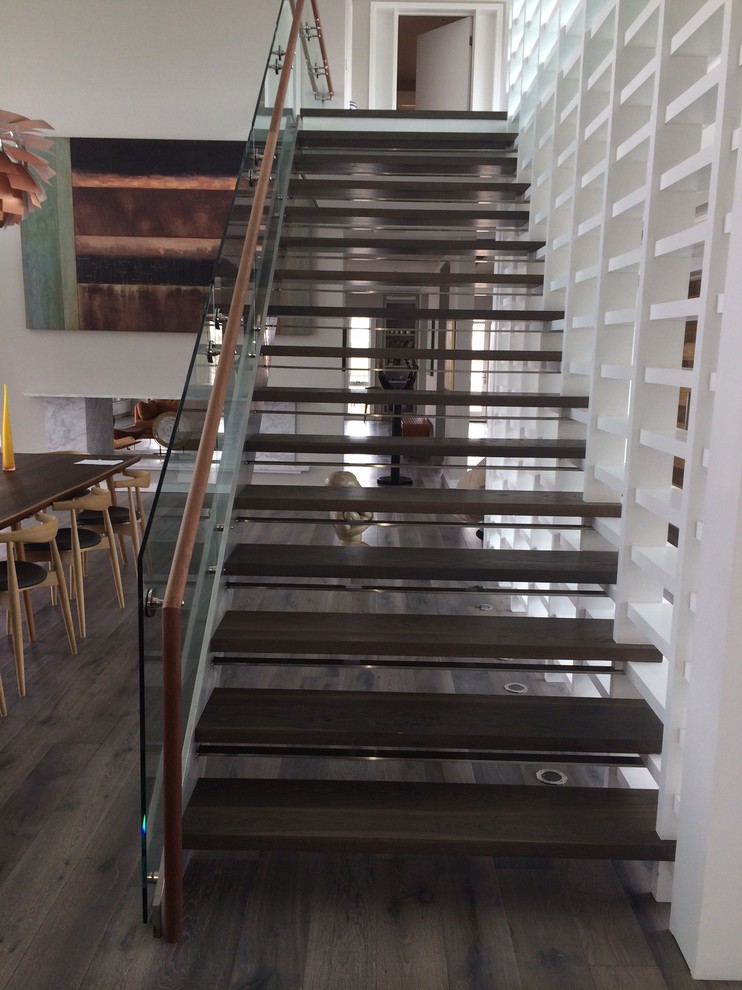 На фото: большая прямая лестница в стиле кантри с деревянными ступенями без подступенок с