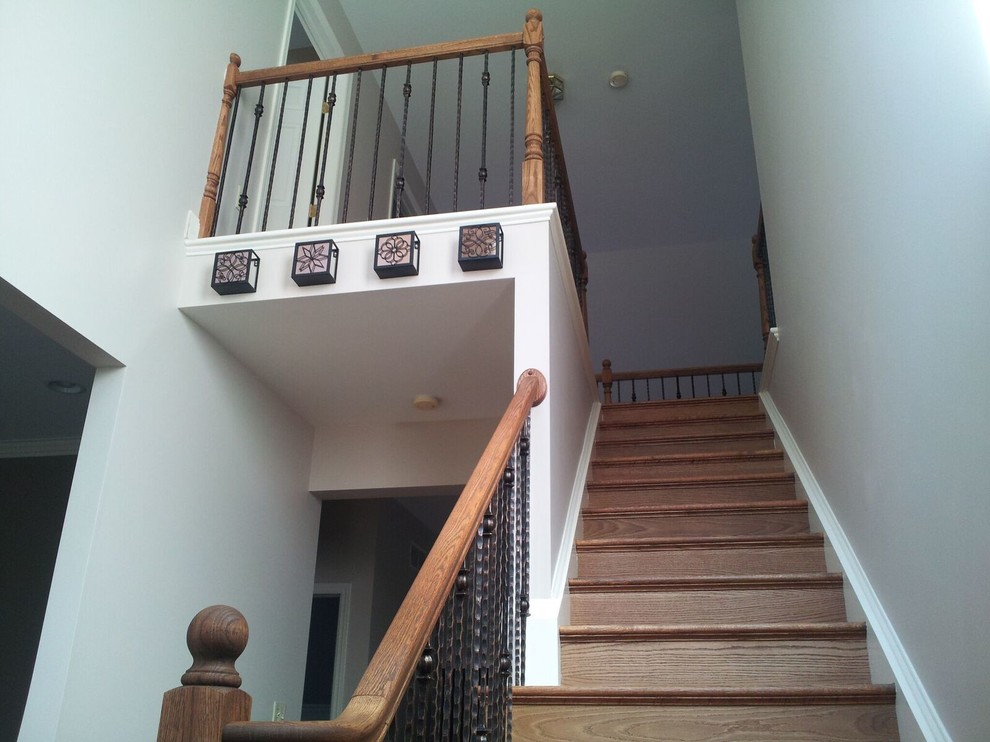 На фото: прямая деревянная лестница среднего размера в стиле кантри с деревянными ступенями и перилами из смешанных материалов