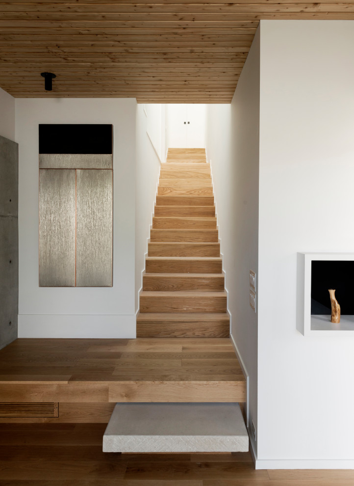 Diseño de escalera recta moderna con escalones de madera y contrahuellas de madera