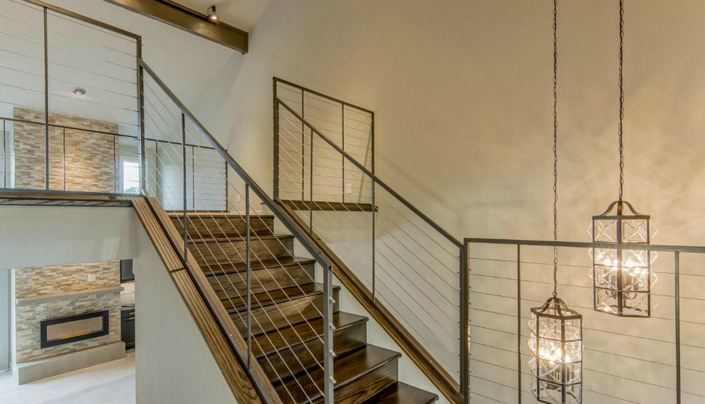 Cette image montre un petit escalier design en U avec des marches en bois et des contremarches en bois.