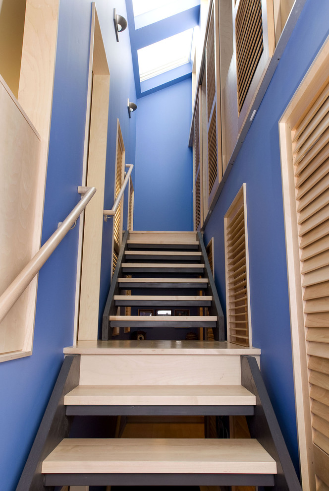 Réalisation d'un escalier sans contremarche droit design avec des marches en bois.