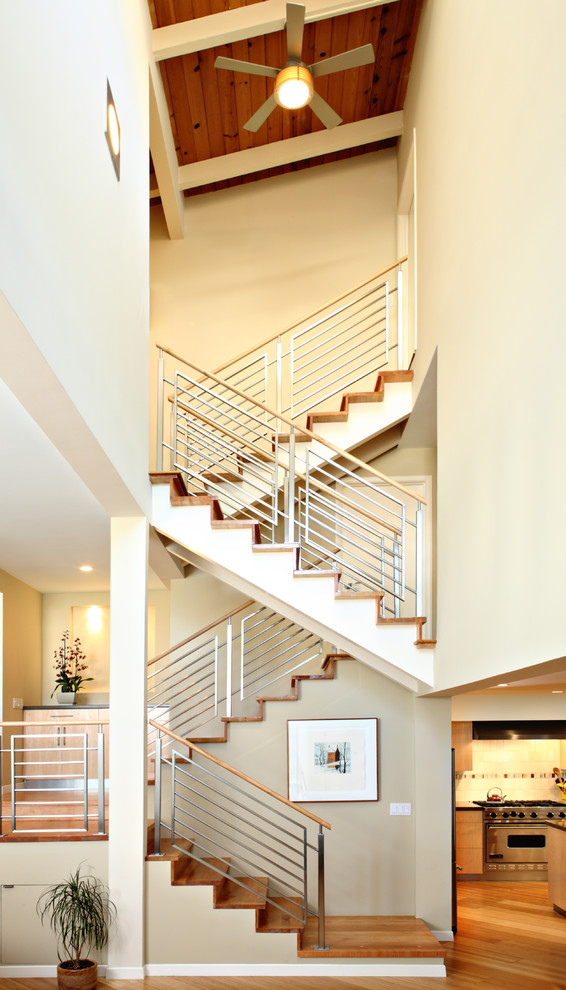 На фото: п-образная лестница в современном стиле с деревянными ступенями с