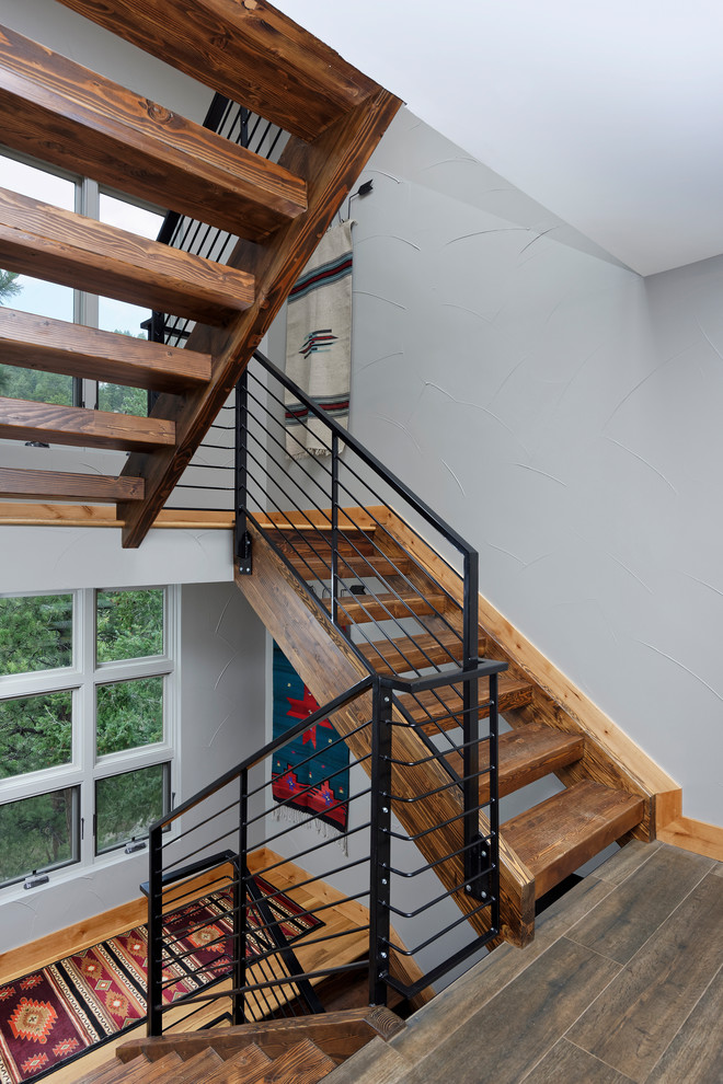 Diseño de escalera en U contemporánea de tamaño medio sin contrahuella con escalones de madera y barandilla de metal