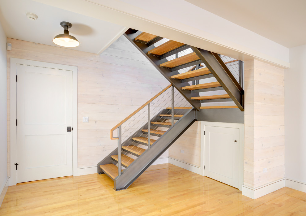Modelo de escalera de estilo de casa de campo con escalones de madera y barandilla de cable