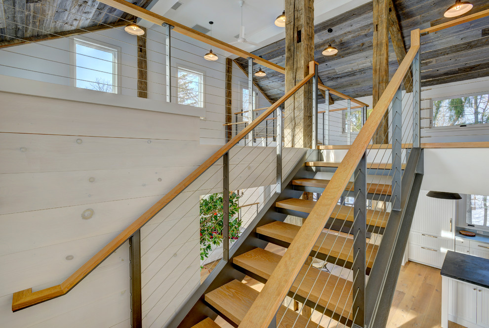 Imagen de escalera campestre con escalones de madera y barandilla de cable