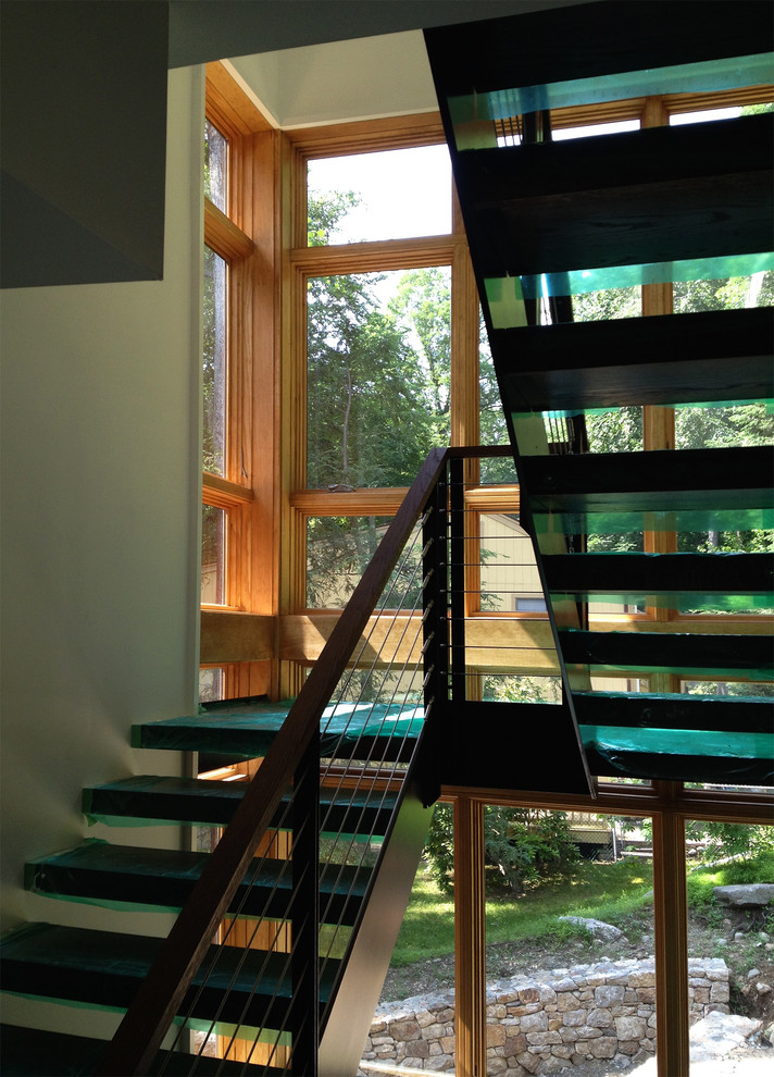 Свежая идея для дизайна: большая п-образная лестница в современном стиле с стеклянными ступенями - отличное фото интерьера