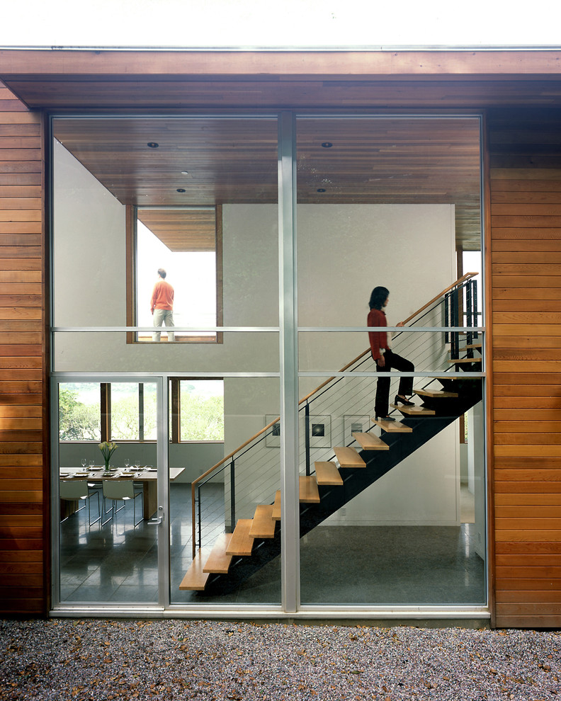 Imagen de escalera recta moderna de tamaño medio sin contrahuella con escalones de madera