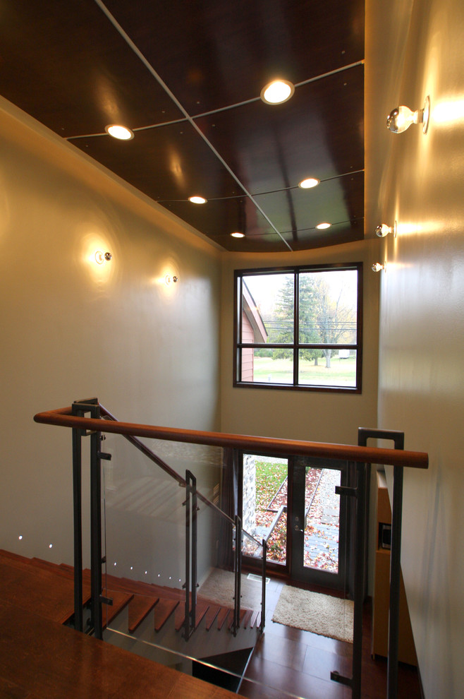 Стильный дизайн: прямая деревянная лестница в стиле модернизм с деревянными ступенями - последний тренд