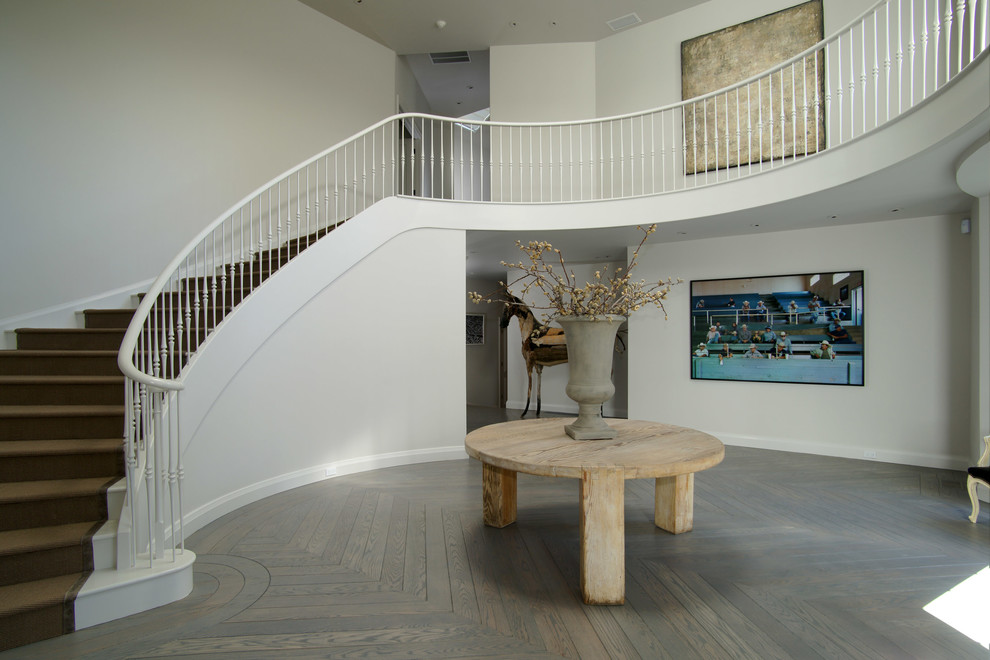 Свежая идея для дизайна: изогнутая лестница в современном стиле - отличное фото интерьера
