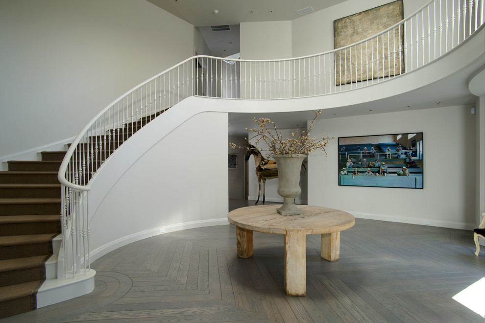 Diseño de escalera curva contemporánea