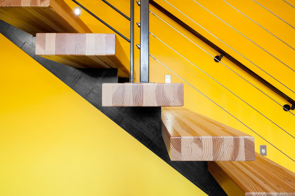 Стильный дизайн: прямая лестница в стиле лофт с деревянными ступенями и перилами из тросов без подступенок - последний тренд