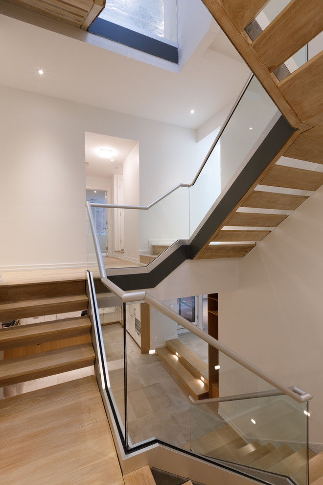 На фото: деревянная лестница в современном стиле с деревянными ступенями и металлическими перилами