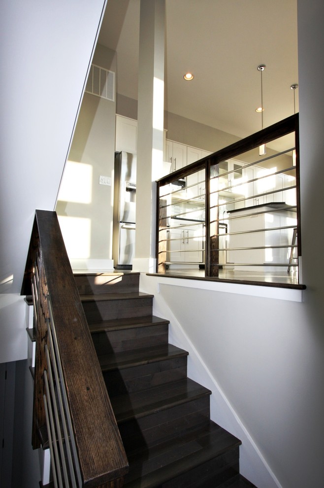 ワシントンD.C.にある小さなコンテンポラリースタイルのおしゃれな折り返し階段 (木の蹴込み板) の写真