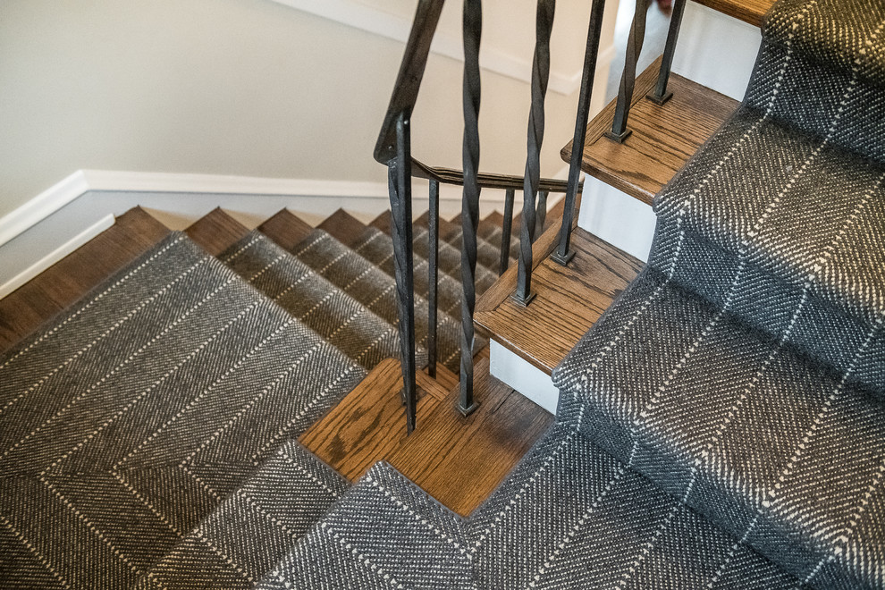 Пример оригинального дизайна: прямая лестница среднего размера в современном стиле с деревянными ступенями, ковровыми подступенками и металлическими перилами