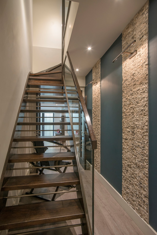 Стильный дизайн: прямая лестница в современном стиле с деревянными ступенями без подступенок - последний тренд