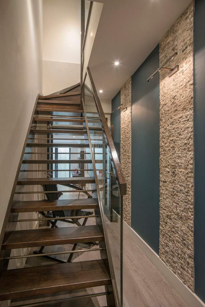 Imagen de escalera recta, actual, sin contrahuella, con escalones de madera