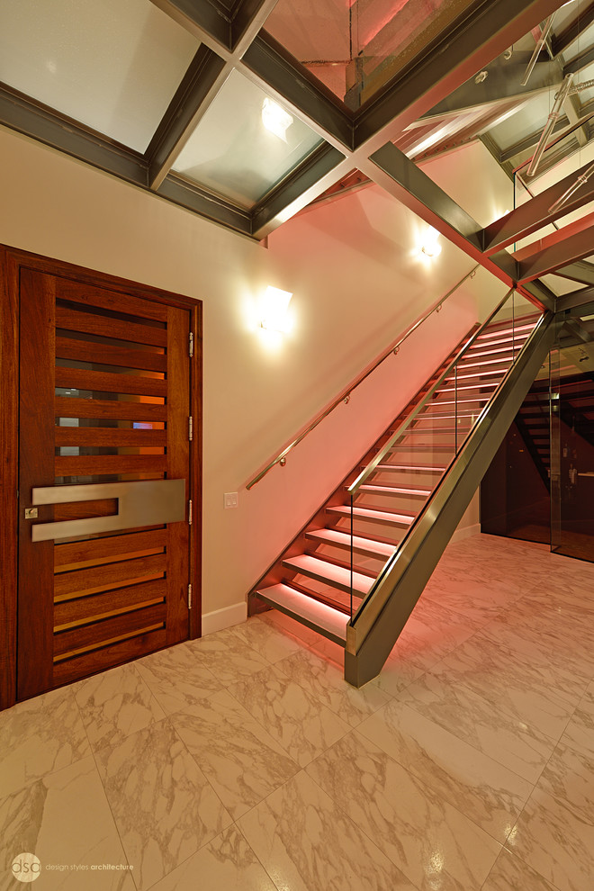 タンパにある高級な広いコンテンポラリースタイルのおしゃれなスケルトン階段 (ガラスの蹴込み板) の写真