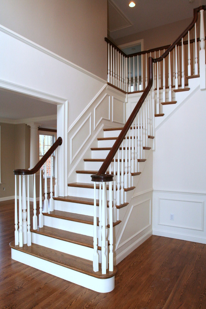 Imagen de escalera en L clásica renovada de tamaño medio con escalones de madera y contrahuellas de madera