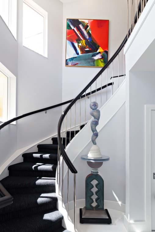 Gewendelte, Große Moderne Treppe mit Teppich-Treppenstufen und Teppich-Setzstufen in Miami