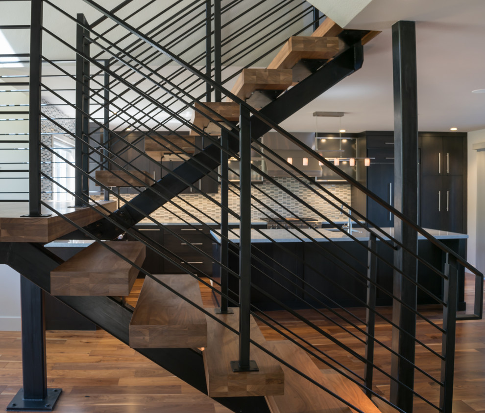 Modelo de escalera suspendida contemporánea de tamaño medio con escalones de madera