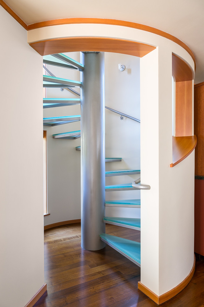 Diseño de escalera de caracol de estilo americano de tamaño medio sin contrahuella con escalones de vidrio y barandilla de metal