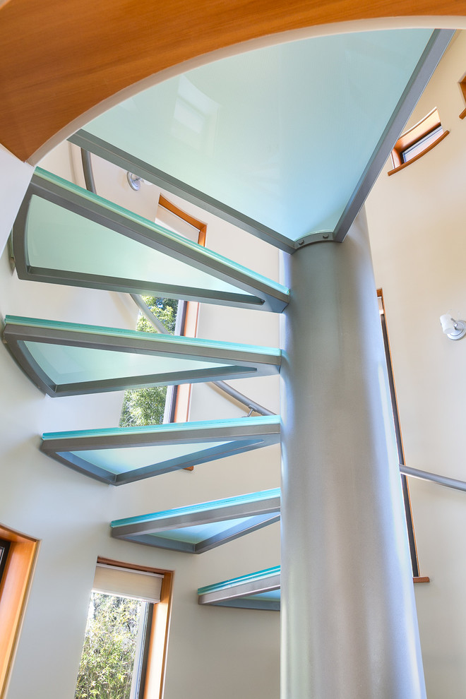 Diseño de escalera de estilo americano con escalones de vidrio y barandilla de metal