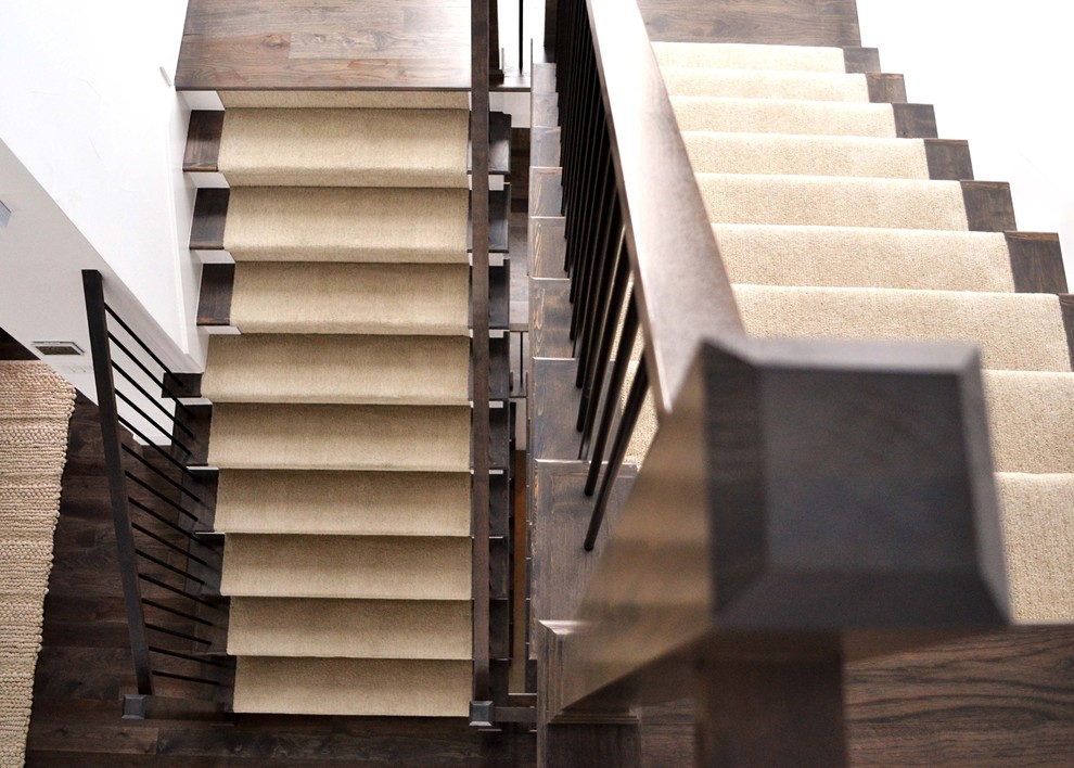Ejemplo de escalera en U de estilo americano grande con escalones de madera, contrahuellas de madera pintada y barandilla de varios materiales