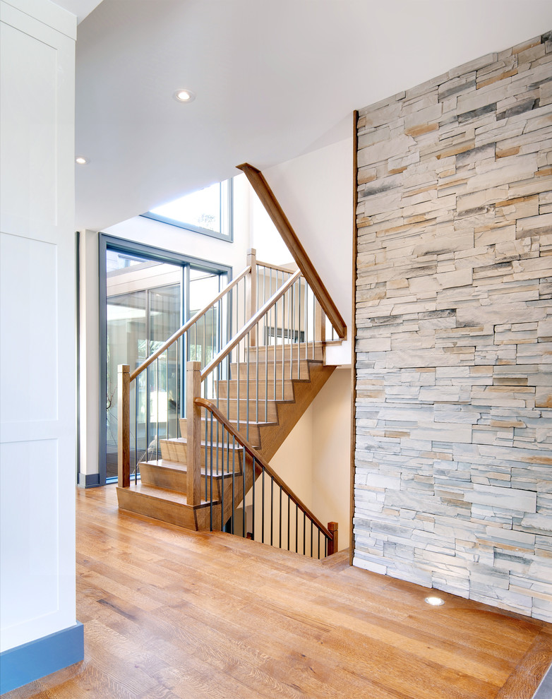 Große Moderne Holztreppe in U-Form mit Holz-Setzstufen in Toronto