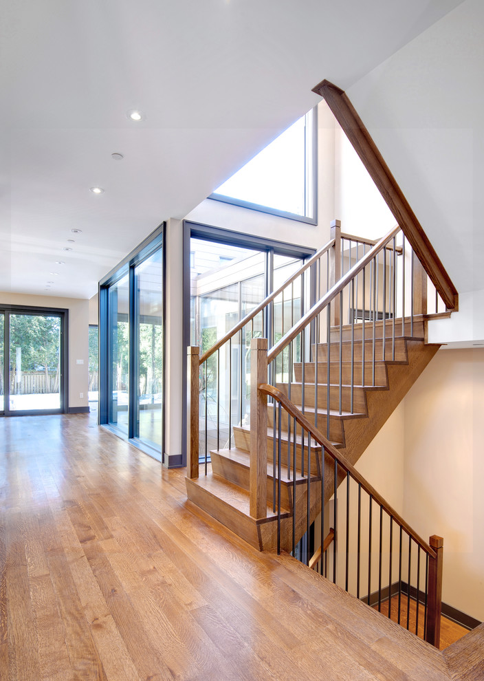 Свежая идея для дизайна: большая п-образная деревянная лестница в современном стиле с деревянными ступенями - отличное фото интерьера
