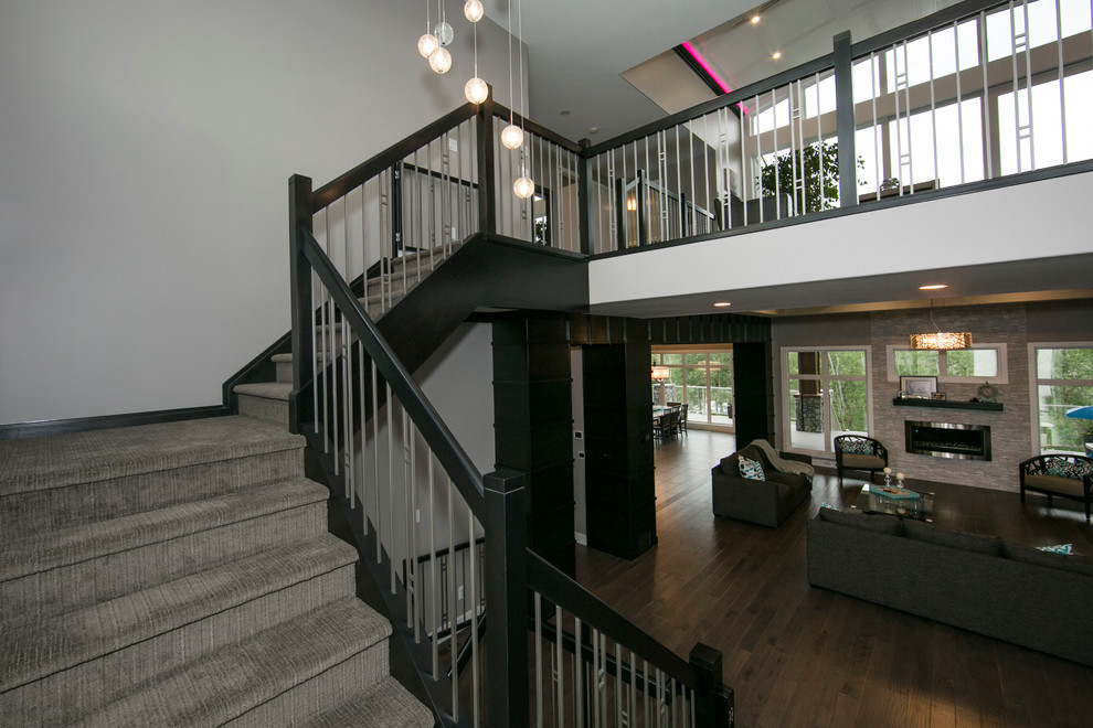 Große Moderne Treppe in U-Form mit Teppich-Treppenstufen und Teppich-Setzstufen in Edmonton