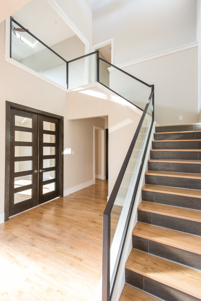 Источник вдохновения для домашнего уюта: большая угловая лестница в стиле неоклассика (современная классика) с деревянными ступенями и подступенками из плитки
