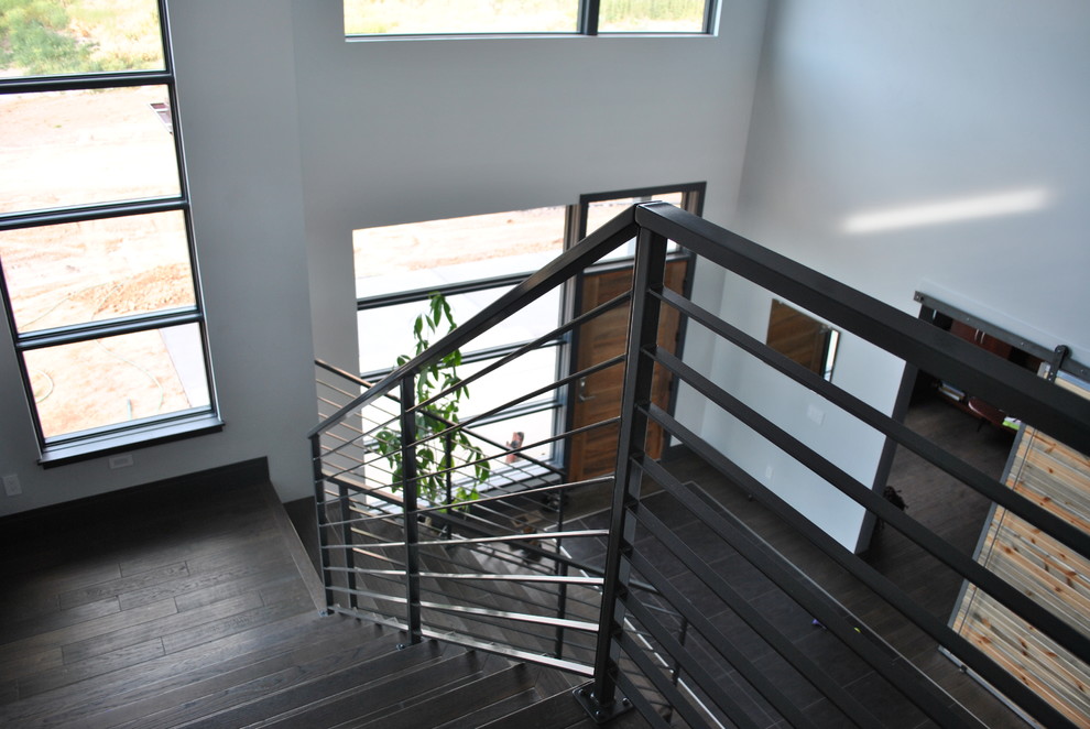 Große Moderne Holztreppe in L-Form mit Holz-Setzstufen und Stahlgeländer in Denver