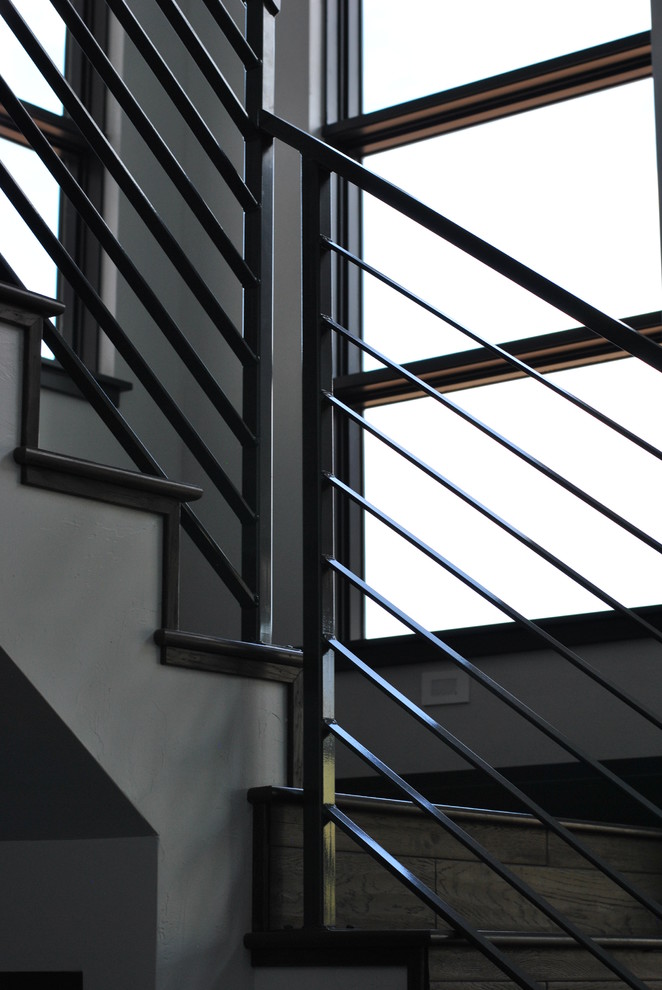 На фото: большая угловая деревянная лестница в современном стиле с деревянными ступенями