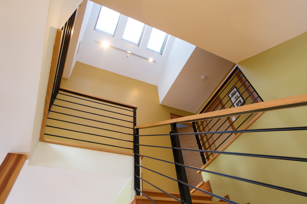 Mittelgroße Moderne Holztreppe in L-Form mit Holz-Setzstufen in Minneapolis