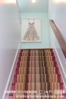 Cette photo montre un escalier droit nature avec des marches en moquette et des contremarches en moquette.